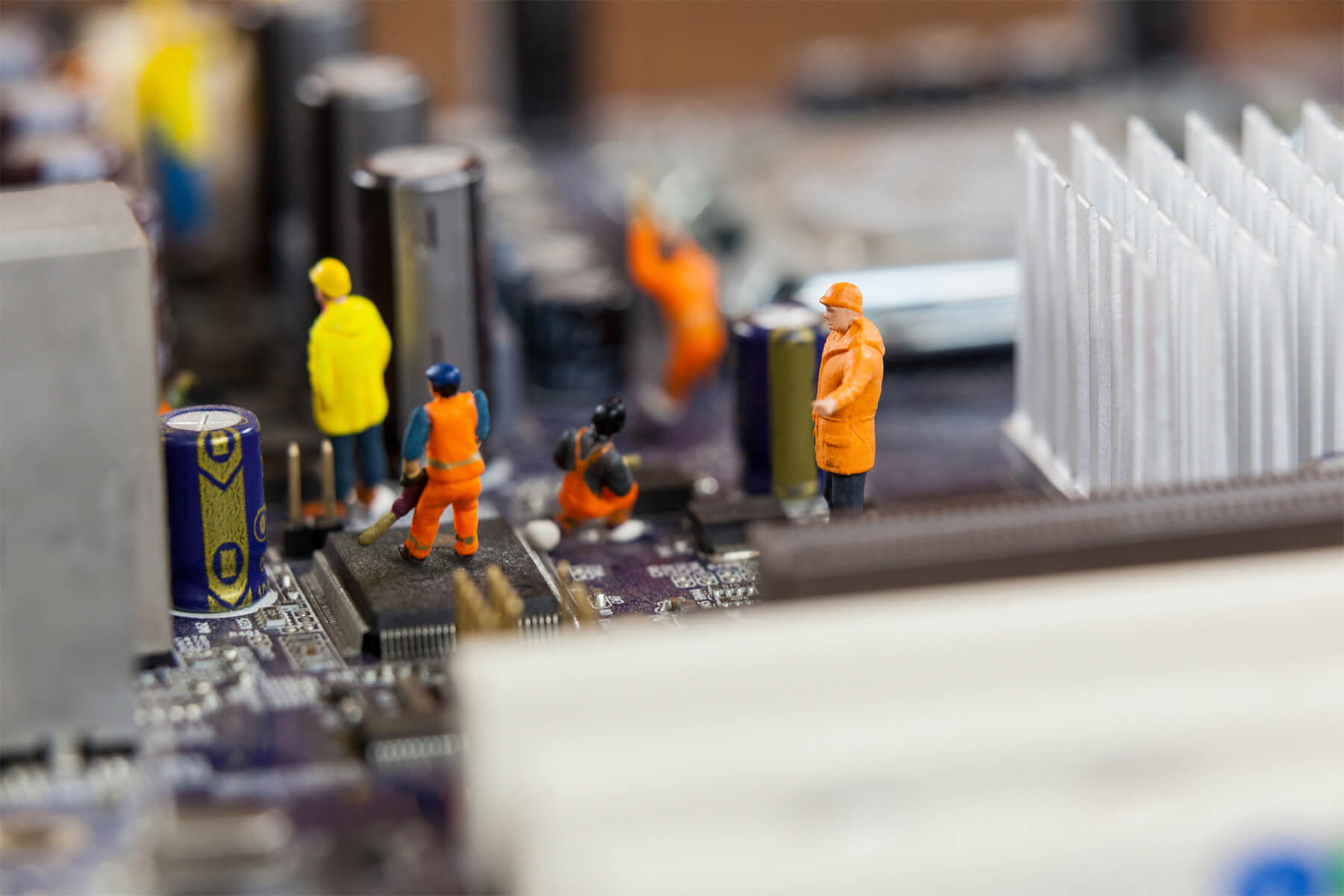 miniature-workers-working-chip-motherboard-kucuk-tinypng